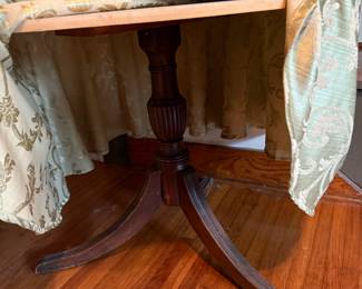 Mahogany pedestal table with carved column and splayed legs