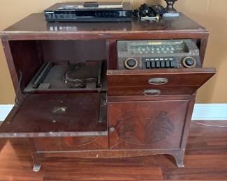 RCA Victor console radio phonograph cabinet with built-in dial and record player