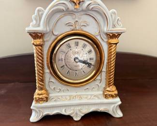 Noa quartz porcelain mantel clock with gold gilt columns