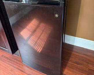 GE black mini fridge, compact size