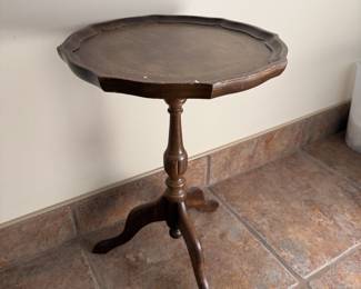 Wood tripod pedestal side table with scalloped edge top