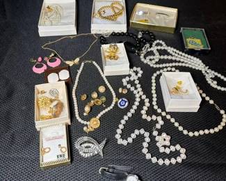 Miscellaneous Costume Jewelry Lot  Necklace  Earrings  More
