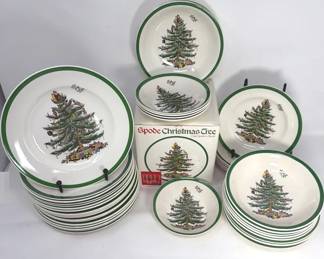  04 Spode Copeland Spode China Christmas Tree Pattern Dessert Plates And Small Bowls