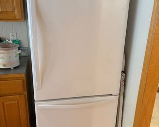 2025 WHIRLPOOL FREEZER ON BOTTOM REFRIGERATOR