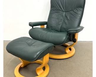 Lot 1077 Ekornes Stressless Recliner and Ottoman in Green Leather and Bentwood. Made in Norway.