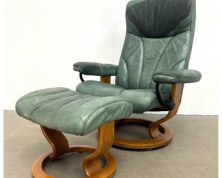 Lot 1076 Ekornes Stressless Recliner and Ottoman Set in Green Leather with Oak Finish Bases