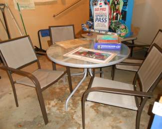 Patio Table & 4 nice Chairs