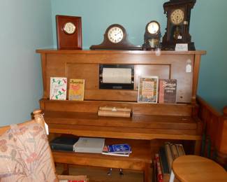 Player Piano with 100  rolls, Mantle Clocks