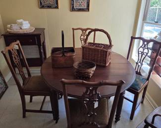 Expandable Table with 4 additional leaves. 4 Country-Chippendale oak chairs  (modern maker).