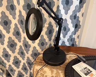 Magnifying light