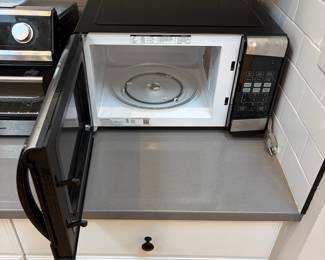 F65 - $50. Black & Decker 19" Microwave. Model EM925AZE-P. Has one small dent in the chrome trim - very clean. 