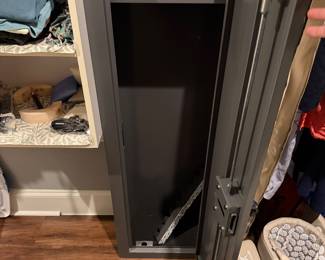 F89 - $95. Cabela's 8 Gun Security Cabinet with 2 keys. 