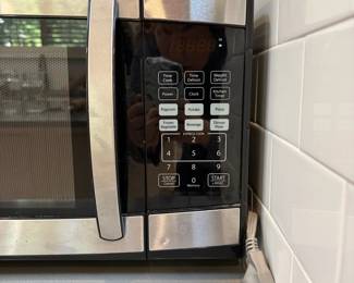 F65 - $50. Black & Decker 19" Microwave. Model EM925AZE-P. Has one small dent in the chrome trim - very clean. 