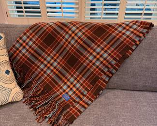 F77 - $70. Pendleton Wool Throw - like new condition!