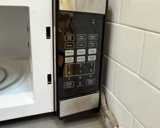 F65 - $50. Black & Decker 19" Microwave. Model EM925AZE-P. Has one small dent in the chrome trim - very clean. 