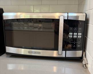 F65 - $50. Black & Decker 19" Microwave. Model EM925AZE-P. Has one small dent in the chrome trim - very clean. 