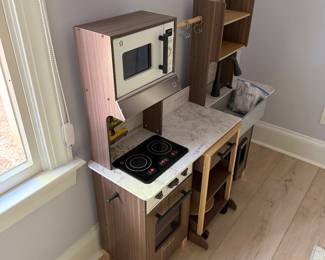 F32 - $75. KidKraft Kitchen Set. Excellent, gently used condition! Measures 44" x 41" tall. 