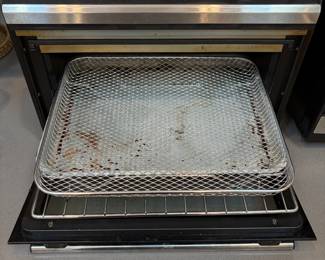 F64 - $75. Hamilton Beach Air Fryer Oven. Model #31220. Very good condition - has been used and needs a little wipe down. 