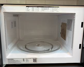 F65 - $50. Black & Decker 19" Microwave. Model EM925AZE-P. Has one small dent in the chrome trim - very clean. 