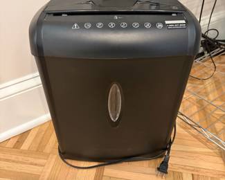 F72 - $15. Pen & Gear Paper Shredder Model WM672XA