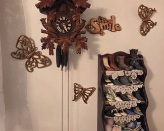 Black Forest cuckoo clock, boot figurines 
