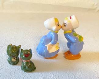 Vintage Kissing Dutch And Green Cat Salt And Pepper Shakers
