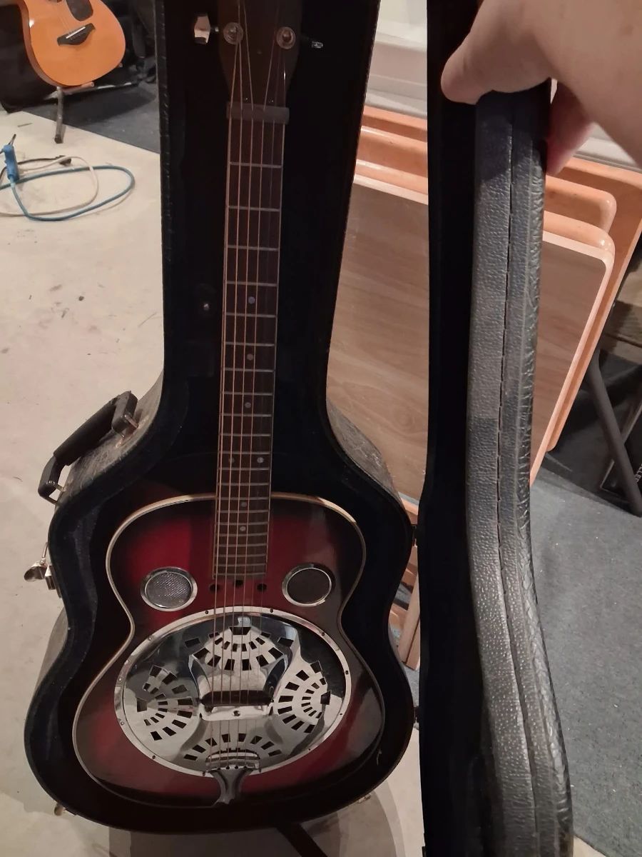 Stunning guitar with case! Don't miss this beauty!