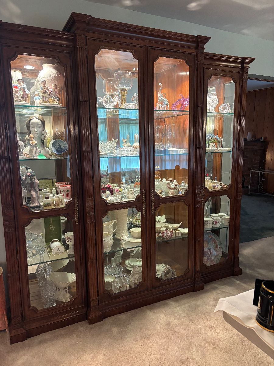Drexel heritage lighted wall into / curio cabinet comes in 3 sections for delivery