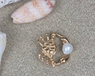 Lot 188 L Lot 188 14K Yellow Gold Brooch Crab Holding a Freshwater Pearl