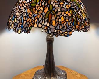 BEAUTIFUL SOLID TIFFANY STYLE LAMP