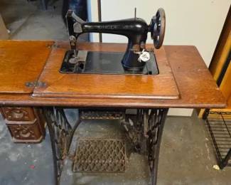 Antique Singer Treadle Sewing Machine in Wood Cabinet G2JS