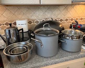 Mixed Kitchenware and Small Appliance Lot third image