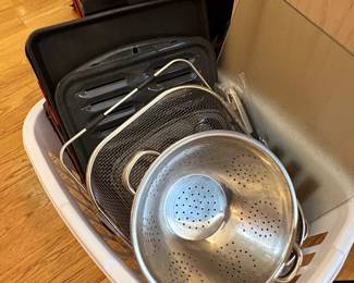 Mixed Kitchenware and Small Appliance Lot fifth image
