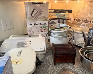 Mixed Kitchenware and Small Appliance Lot second image