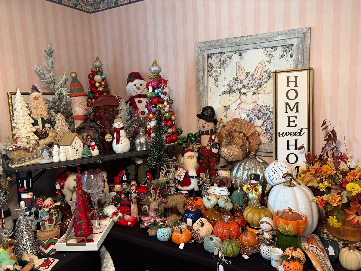 This home has holiday in almost every room! 