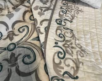 #043 King Bedspread w/2 pillow Shams $30.00