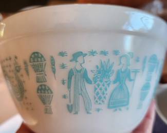 Vintage Pyrex Butterprint bowl