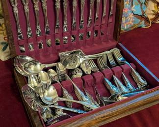Oneida stainless steel silverware set 