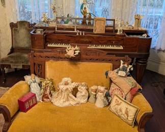 Victoria settie/ couch 