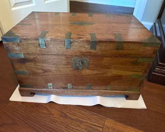 ANTIQUE ANGLO-INDIAN BRASS-BOUND TEAK FITTED CHEST Late 19th-Early 20th Century Likely c. 1880-1910 Traditional Anglo-Indian teak chest with extensive brass strapwork, corner mounts & pierced fittings. Elaborate fitted interior with small drawers, lidded compartments & document / valuables storage. Original-style lock & key retained. Possible campaign, dowry, document or personal valuables chest. Approx. 12.5"H x 23"W x 13.75"D