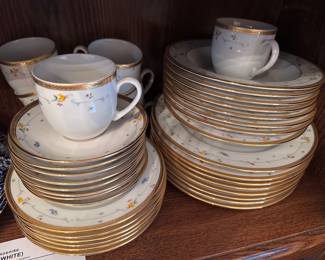 CZECH PORCELAIN DINNERWARE SET Manufacturer: Thun 1794 | Made in Czech Republic An elegant fine porcelain set featuring delicate floral accents, traditional scalloped rims, and refined gold/gilt trimming. Made in the Czech Republic by the historic Thun porcelain manufactory. INVENTORY BREAKDOWN  8 Dinner Plates  8 Saucers  8 Tea / Coffee Cups  3 Soup Bowls  2 Side / Bread Plates