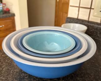 Pyrex blue bowls set and extras