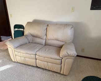 Very nice love seat set! Clean and excellent 