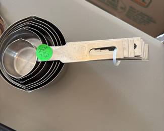 Stainless steel measuring cups