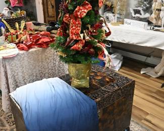 Storage Trunk, Christmas tree skirt