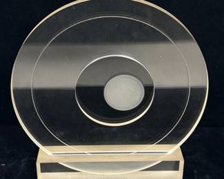 Lot 1659 Acrylic Clear Lucite Modernist Sculpture. Lucite Plinth Inscribed HIRSHHORN MUSEUM and SCULPTURE GAR