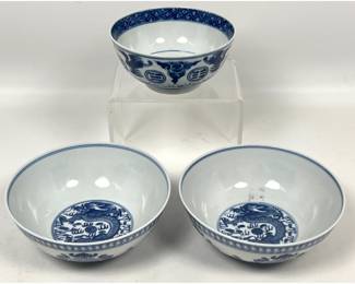 Lot 1822 3pcs Chinese blue and white porcelain bowls featuring underglaze cobalt blue decoration on a white g