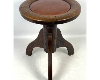 Lot 1560 Antique Arts and Crafts Quarter Sawn Oak Swivel Piano Stool. Tripod Pedestal Base. Brown Leather Sea