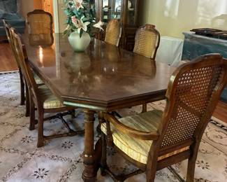 Drexel Heritage dining table and chairs (2) arm (4) side