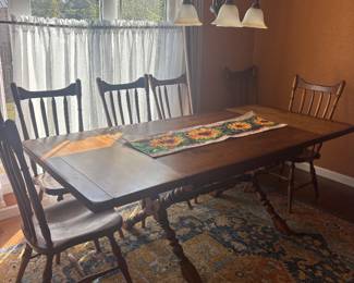 Dining Table & Chairs w/ 2 Leafs